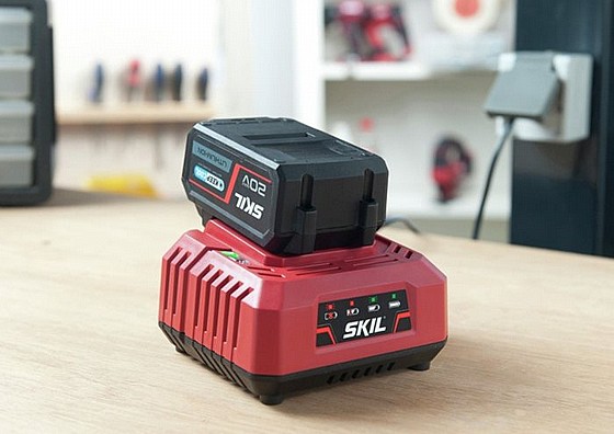 ���� SKIL 20V 2.4A